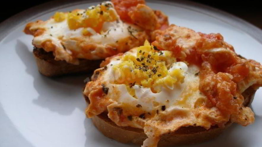 Рецепт яичницы с помидорами и сыром