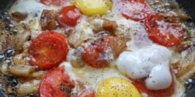Рецепт яичницы с салом и помидорами