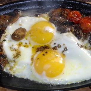 Рецепт Яичницы с шампиньонами и помидорами