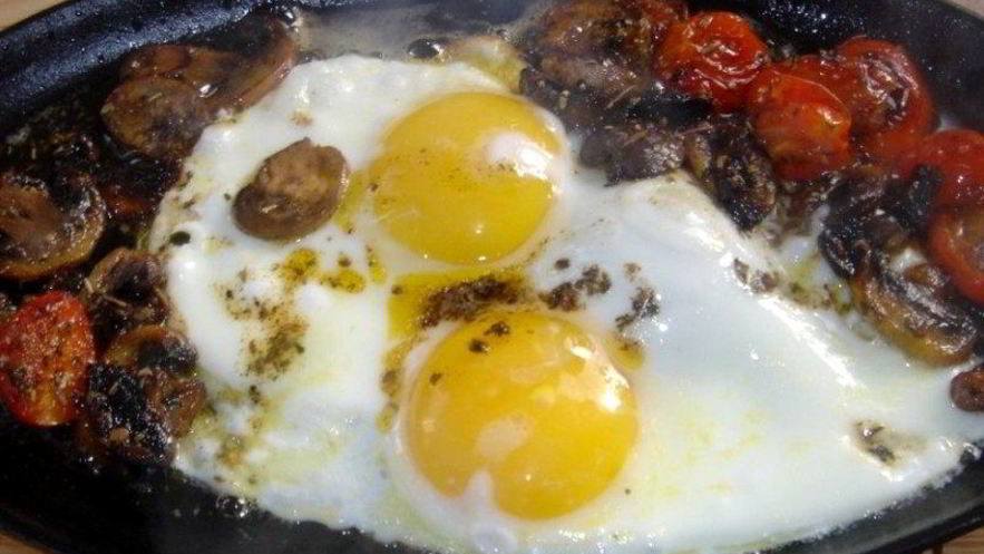 Рецепт яичницы с шампиньонами и помидорами