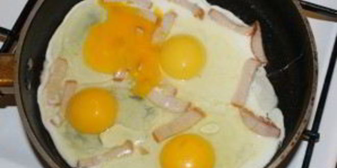Рецепт яичницы с сыром плавленным