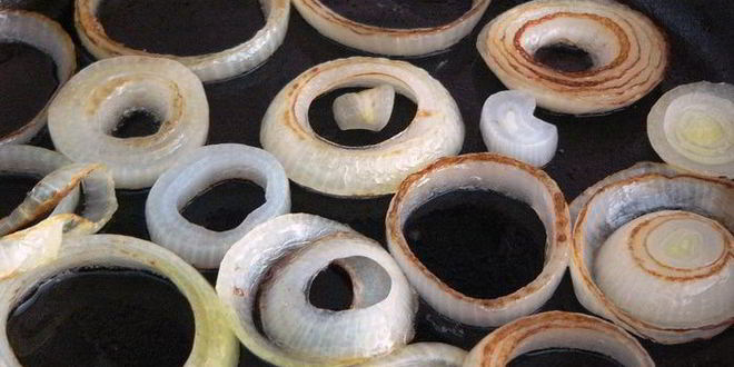 Рецепт яичницы в луковых кольцах