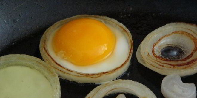 Рецепт яичницы в луковых кольцах