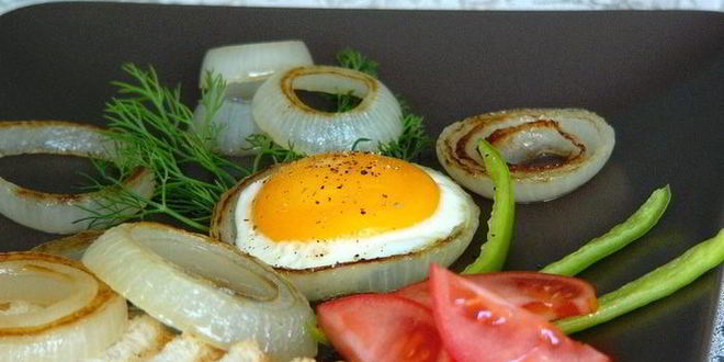 Рецепт яичницы в луковых кольцах