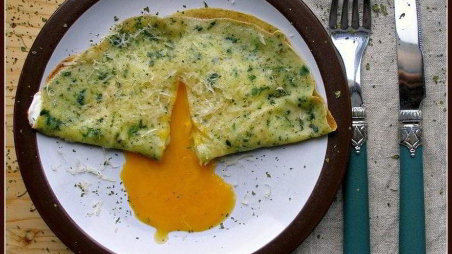 Рецепт яичницы в шпинатных блинчиках