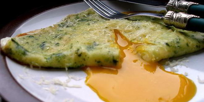Рецепт яичницы в шпинатных блинчиках