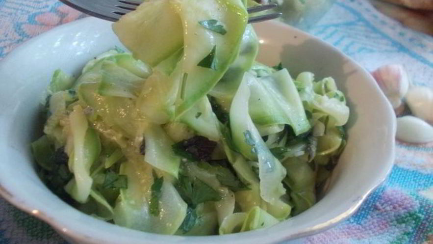 Рецепт закуски из маринованных кабачков с медом и чесноком