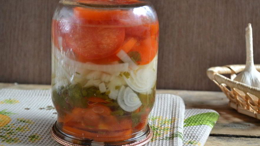 Рецепт закуски из помидоров с луком на зиму