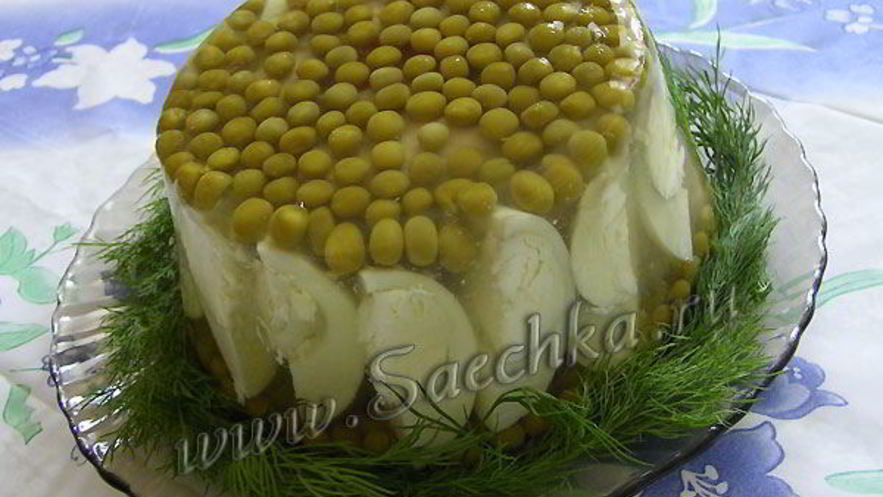 Рецепт заливного с курицей, яйцами и горошком