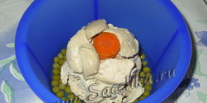 Рецепт заливного с курицей, яйцами и горошком
