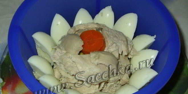 Рецепт заливного с курицей, яйцами и горошком