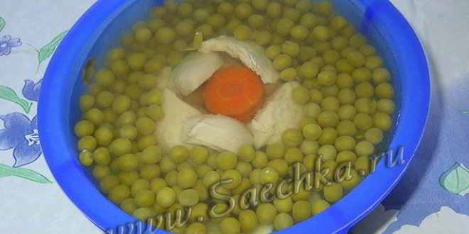 Рецепт заливного с курицей, яйцами и горошком