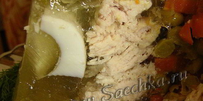 Рецепт заливного с курицей, яйцами и горошком