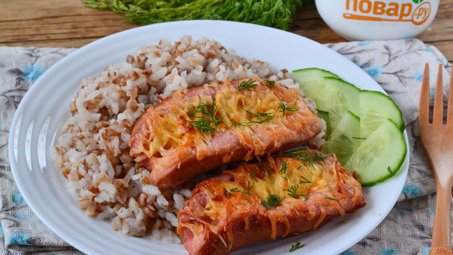 Рецепт запеченных сосисок с гречкой и рисом