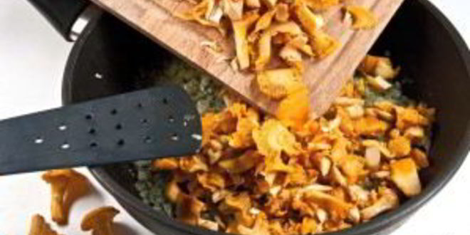 Рецепт грибного жульена в кабачковых кокотницах