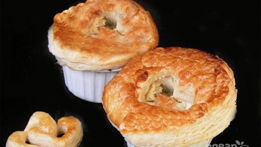 Рецепт жюльена с крышечками из слоеного теста